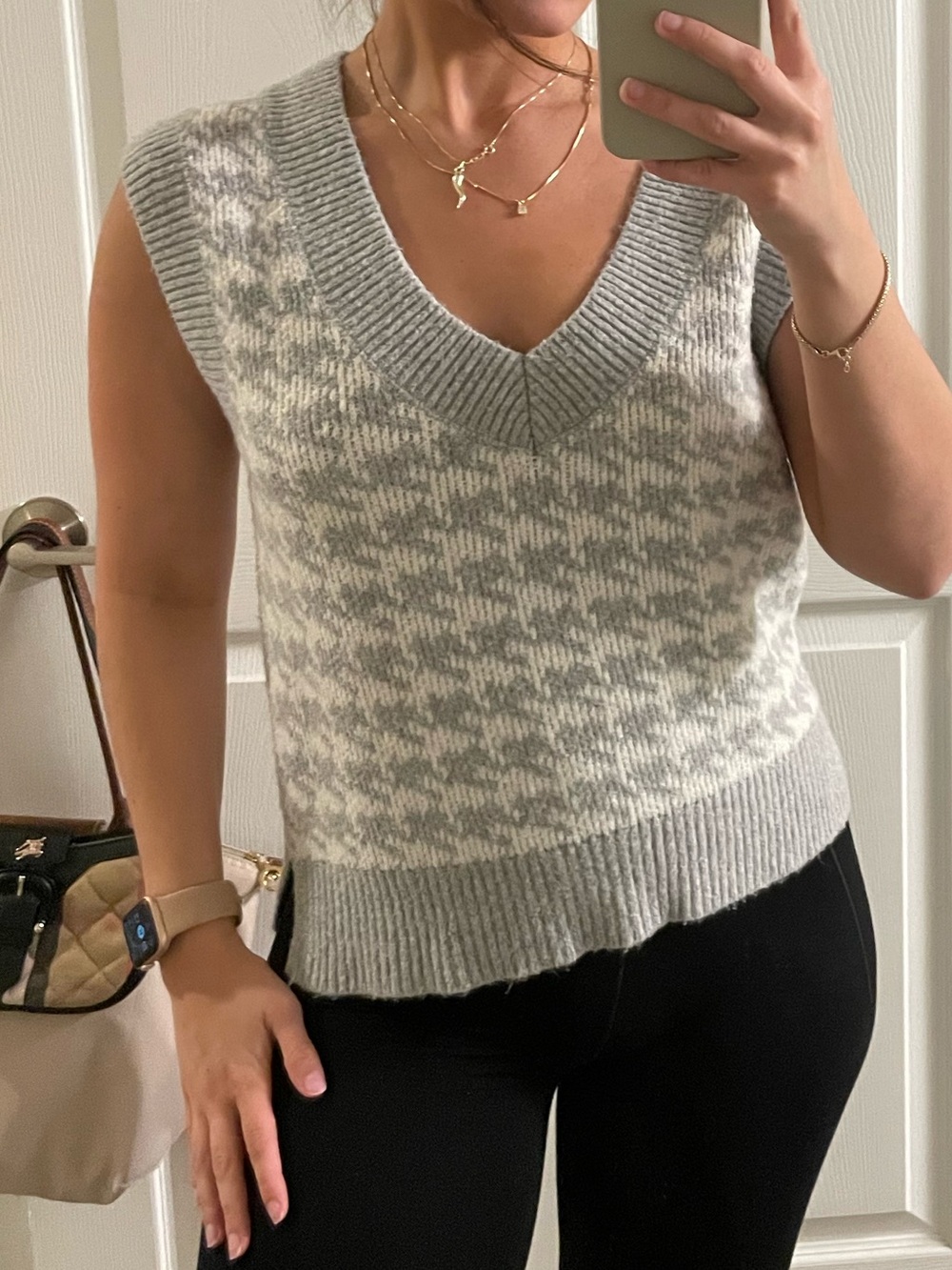 Abercrombie & Fitch Gray and Cream Houndstooth Knit V‑Neck Sweater
